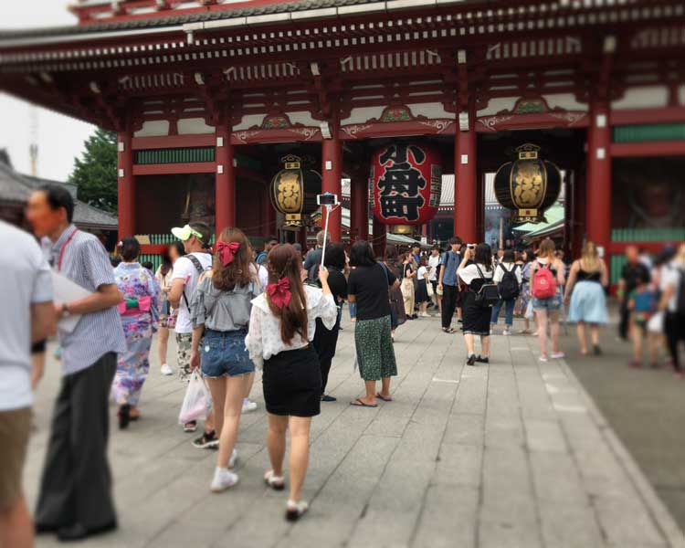 浅草寺では棒にスマホを付けた女子がかっ歩していた